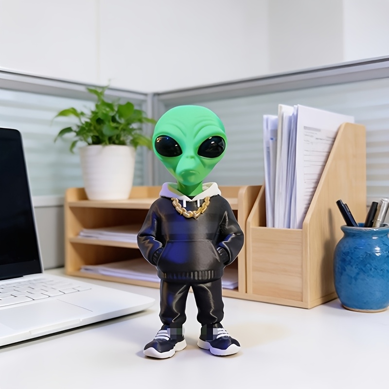 Desk Setup Design - 1 Buah Figur Alien Hijau dengan